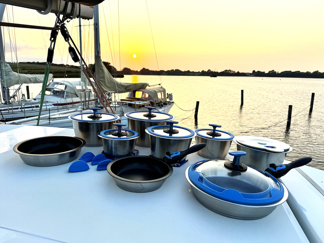 nesto Set auf dem Boot mit Sonnenuntergang